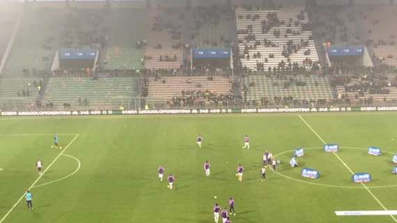 FOTO FV, I viola entrano in campo nella nebbia