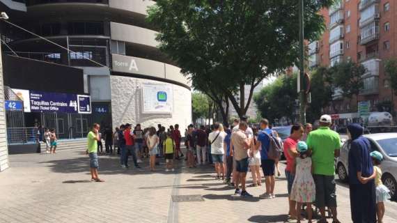 FOTO FV, Tifosi in coda fuori dal Bernabeu