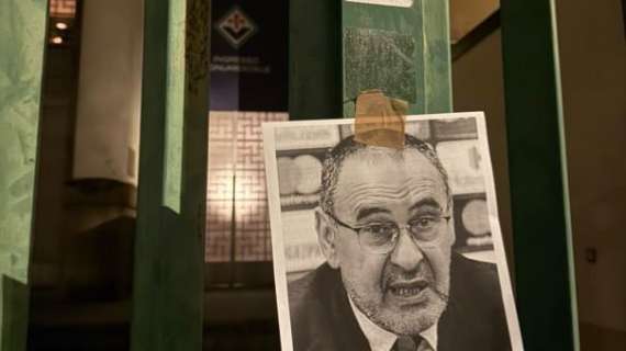 Il tifo sogna Sarri in viola. E qualcuno appende le sue foto attorno allo stadio