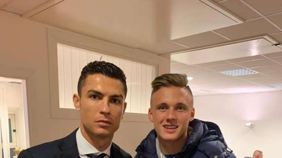 FOTO, Scatto con CR7 per Graiciar dopo la partita