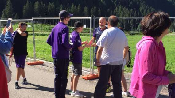 VIDEO FV, Pioli si ferma agli autografi con i tifosi