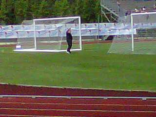 Corvino in mezzo al campo d&#039;allenamento che telefona...