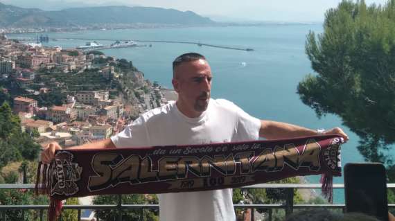 FOTO, Ribery è a Salerno e posa con la sciarpa granata