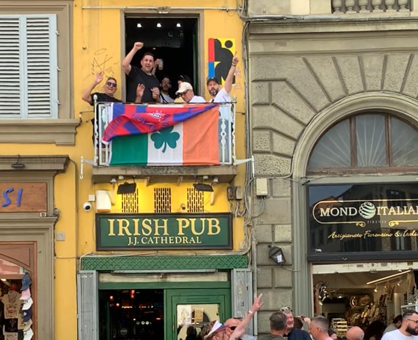 Tifosi del Crystal Palace a piazza Duomo: cori e bandiere