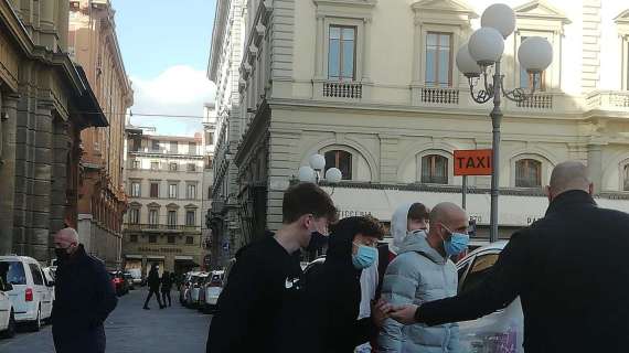 FOTO FV, Borja Valero assediato dai tifosi in centro