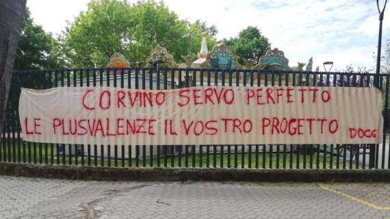 FOTO FV, Striscione contro Corvino vicino viale Fanti