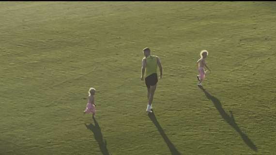 Gosens e un fine allenamento coi figli: il tedesco si ferma sul campo con i bambini