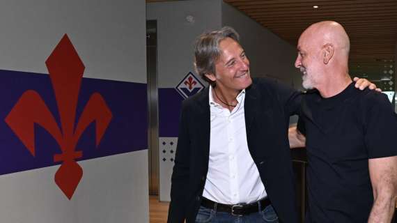 L'accoglienza dei dirigenti della Fiorentina a Pioli: l'abbraccio con Ferrari (foto)