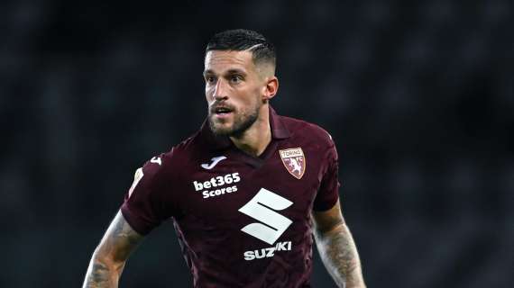 Biraghi sotto il settore ospiti a fine gara. L'ex capitano salutato con affetto dai tifosi viola