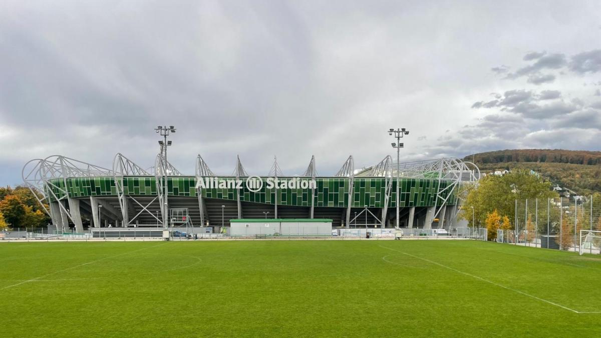 Fiorentina, l'Allianz Stadion inizia a riempirsi, ecco le immagini di FirenzeViola