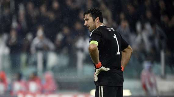 BUFFON, Arbitro? Bidone dell'immondizia al posto...