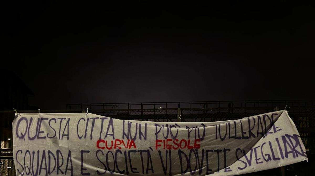 Firenze ricoperta di striscioni. La rabbia dei tifosi viola è ai massimi storici