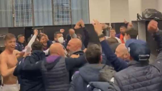 VIDEO, Festa viola nello spogliatoio: cori da curva