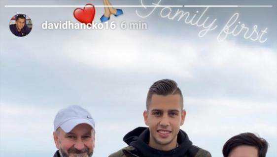 FOTO, Hancko si rilassa in patria con la famiglia