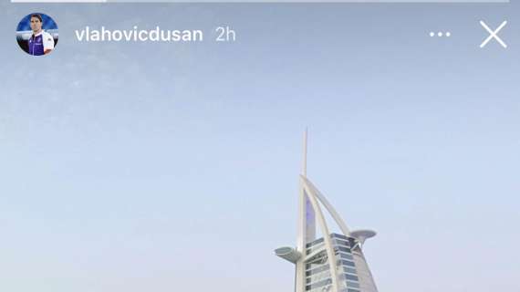 FOTO, Vlahovic si rilassa su una spiaggia a Dubai