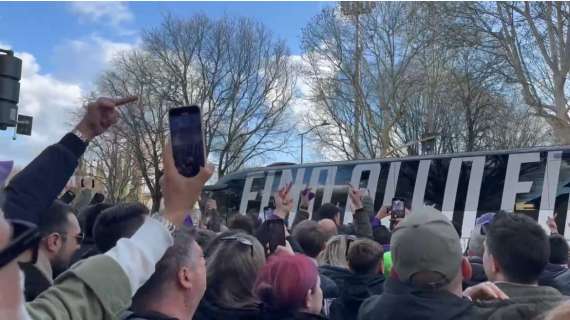 Fiorentina-Juventus, l'arrivo del pullman bianconero e i fischi del pubblico viola: il video