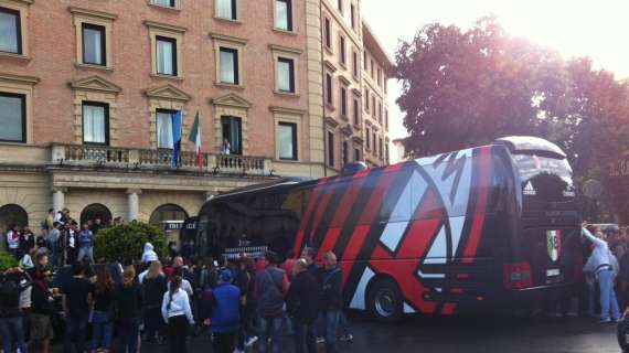 FOTO FV, Milan in albergo, tifosi rossoneri in attesa