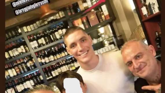 Milenkovic è a Firenze: ieri sera a cena in un ristorante a Fiesole