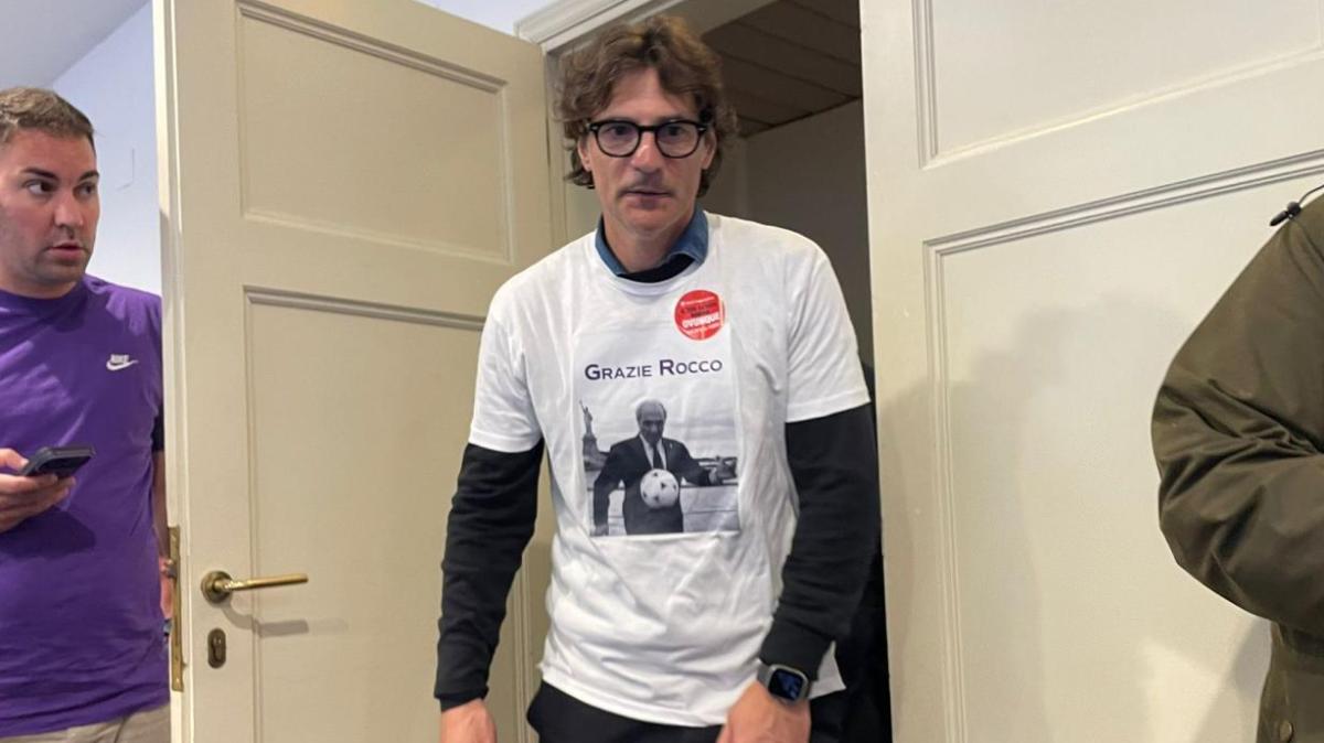 Vanoli in conferenza con una maglia per Commisso: "Grazie Rocco". La foto