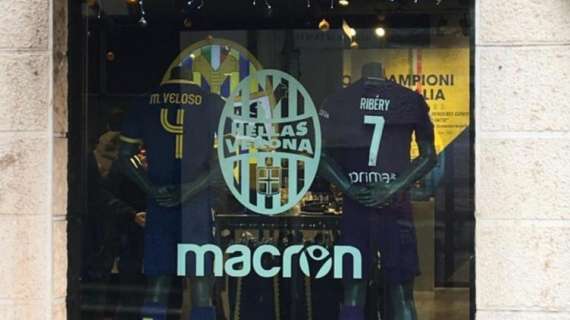 FOTO FV, Store del Verona espone maglia di Ribery