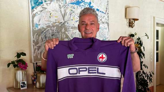 Baggio riceve in dono la maglia del suo esordio in viola e commenta a FV: "La più importante"