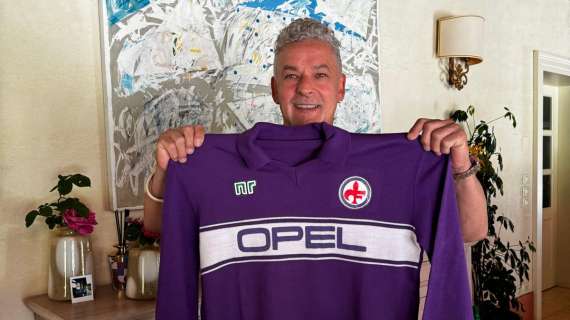 Baggio e il dono della maglia dell'esordio viola dopo 39 anni. Il Divin Codino a FV: "Sono felice, per me è un ricordo importante"