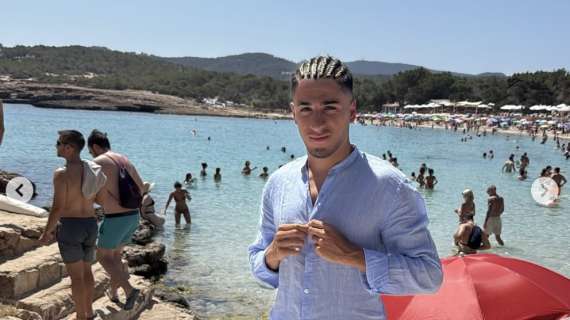 Che look per Parisi: il terzino a Ibiza ha scelto di farsi le treccine ai capelli