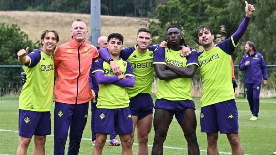 Fazzini festeggia con la squadra "vincente" in Inghilterra. Ranieri e altri 4