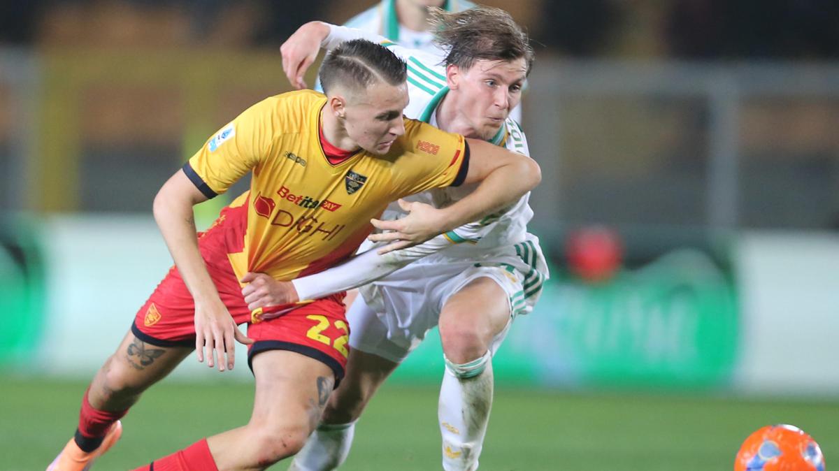 Lecce, oggi Camarda si è operato alla spalla destra: i tempi di recupero