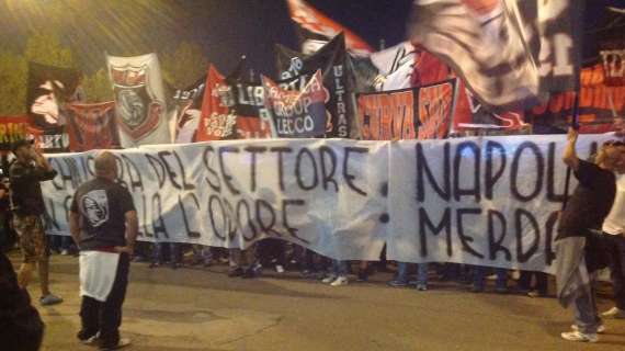 SAN SIRO, Striscione-vergogna dei milanisti al Napoli