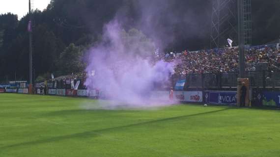 VIDEO FV, Viola in campo: fumogeni sugli spalti