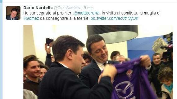 FOTO, Renzi dona alla Merkel la maglia di Gomez