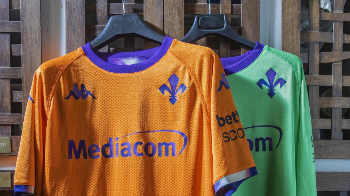Svelata la quarta maglia della Fiorentina: arancione coi bordi viola. Le immagini