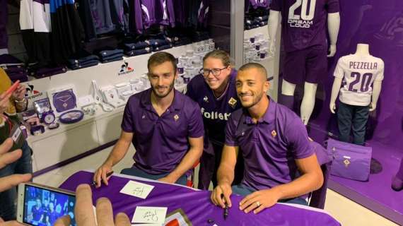 FOTO FV, Pezzella e Vitor Hugo firmano autografi