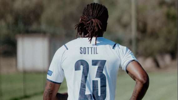 Leao si allena con la maglia dell'Italia di Sottil, il classe 1999 riposta la foto su Instagram