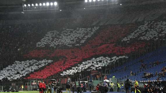 VIDEO, L'arrivo del Milan a San Siro tra due ali di folla