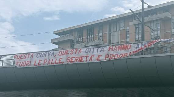 Altro striscione polemico: "Questa città ha ambizione, fuori le palle". La foto di FV