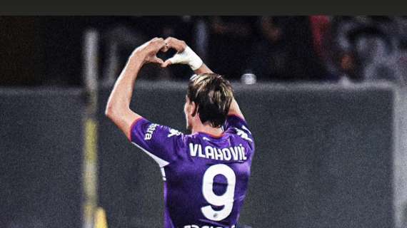 FOTO, Per Vlahovic ormai è amore con i tifosi viola