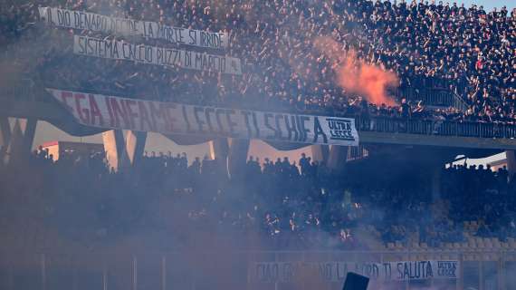 Lecce-Napoli sospesa per qualche minuto: fumogeni e petardi in campo per protesta