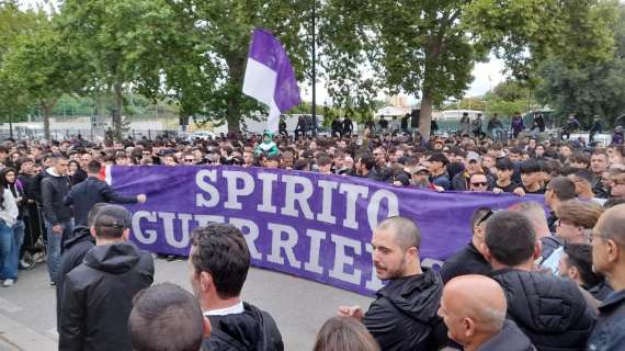 Tra cori, fumogeni e voglia di finale: la Curva Fiesole ha caricato la Fiorentina