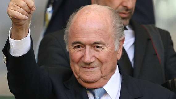 BLATTER: "SIMPATIZZO VIOLA". ADV: "UN GRANDE ONORE"