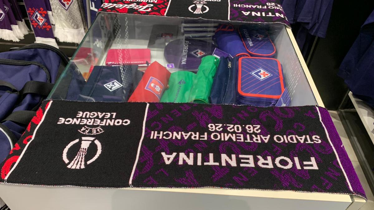 Fiorentina-Jagiellonia: i tifosi ospiti acquistano le sciarpe celebrative della sfida