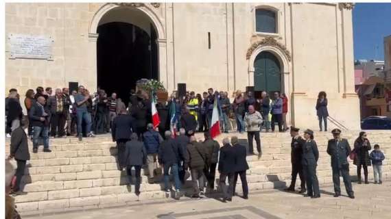 VIDEO FV, Il feretro di Barone lascia la chiesa di Pozzallo
