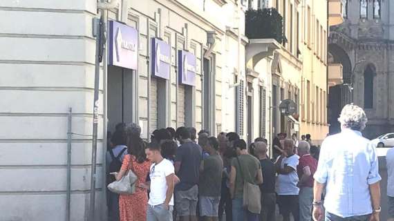 FOTO FV, Tifosi in fila per il cambio posto. Dal 5/08...