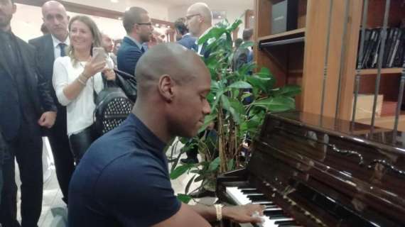 FOTO E VIDEO FV, Dabo diverte al pianoforte