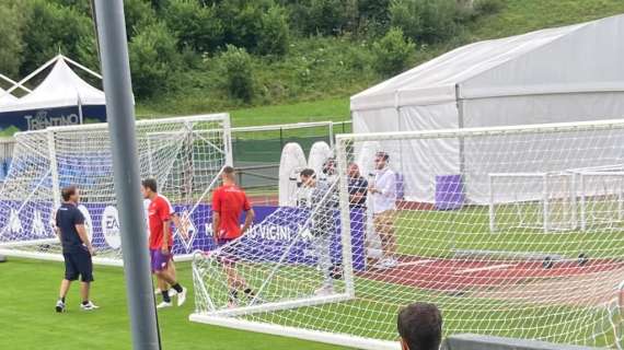 FOTO FV, Burdisso saluta Milenkovic a bordocampo