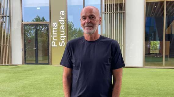 Il saluto di Pioli dopo l'arrivo al Viola Park: le immagini di FirenzeViola