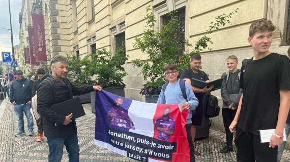 FOTO FV, Tifosi viola sotto l'hotel a Praga. E a Ikoné...