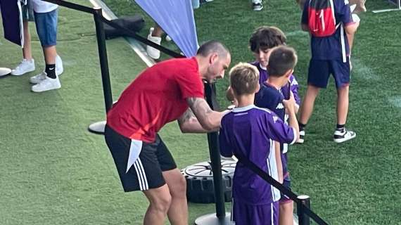 Al Viola Park foto e autografi per... Bonucci: l'ex Juve sigla magliette della Fiorentina