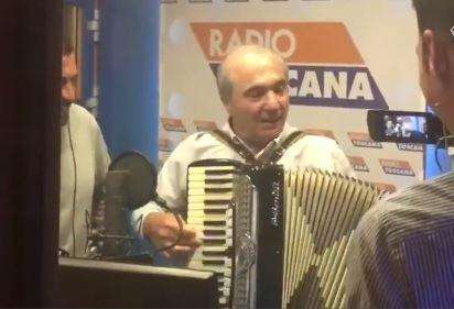 VIDEO, E Rocco suona alla fisarmonica l'inno viola